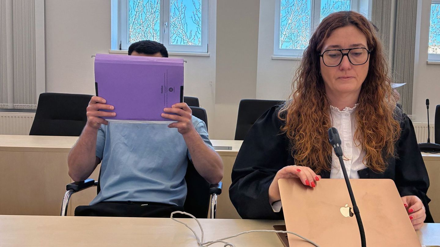 Angeklagt ist der Mann, weil ihm die Staatsanwaltschaft versuchten Mord an seiner Ex-Freundin vorwirft. Foto: Marie Frech/dpa