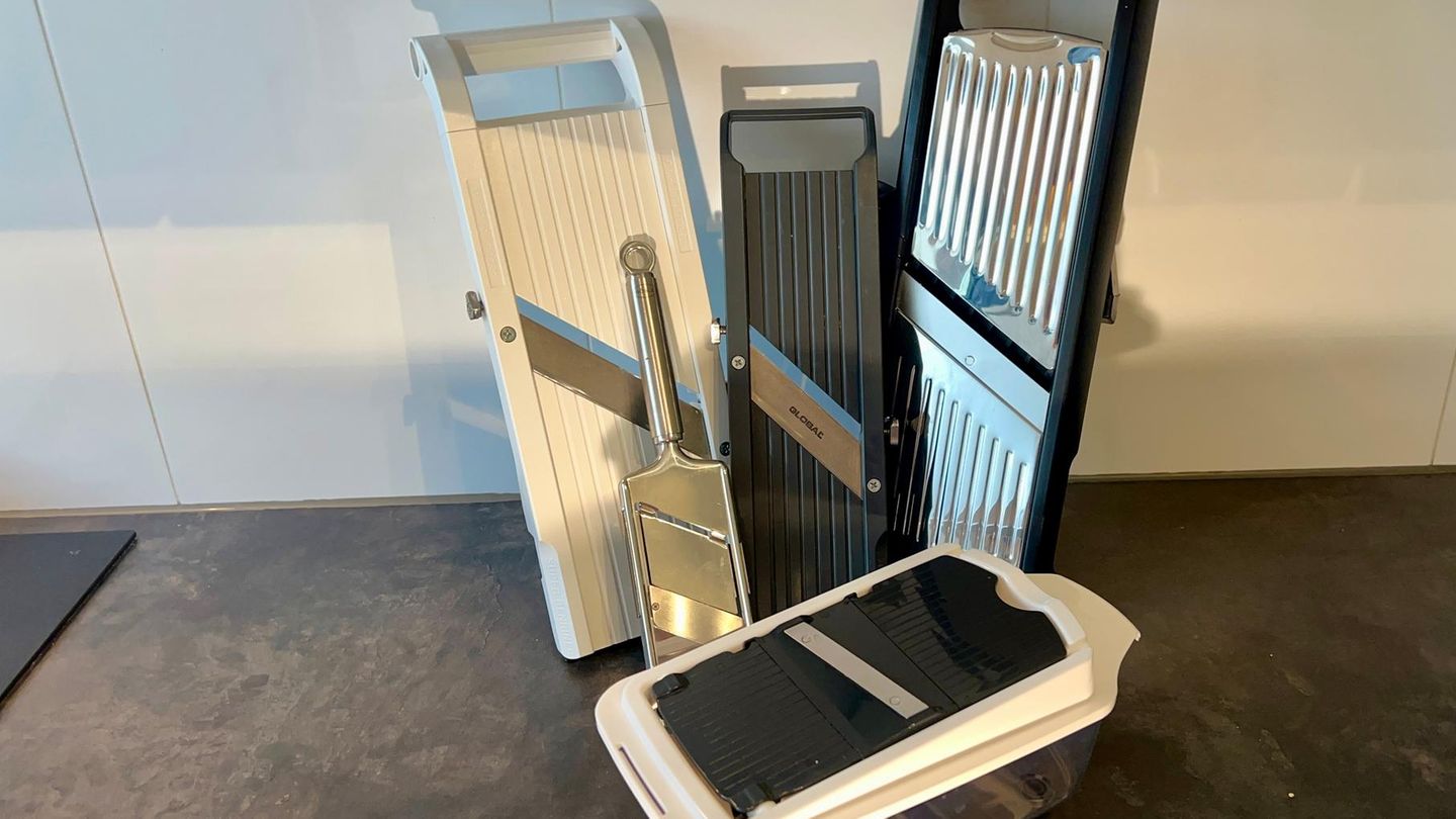 Fünf Gemüsehobel stehen in der Küche zum Test bereit