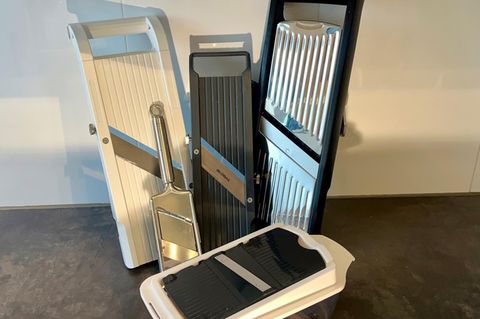 Fünf Gemüsehobel stehen in der Küche zum Test bereit