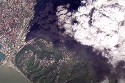 Raffinerie in Flammen: Satellitenbilder zeigen gigantische Rauchwolke