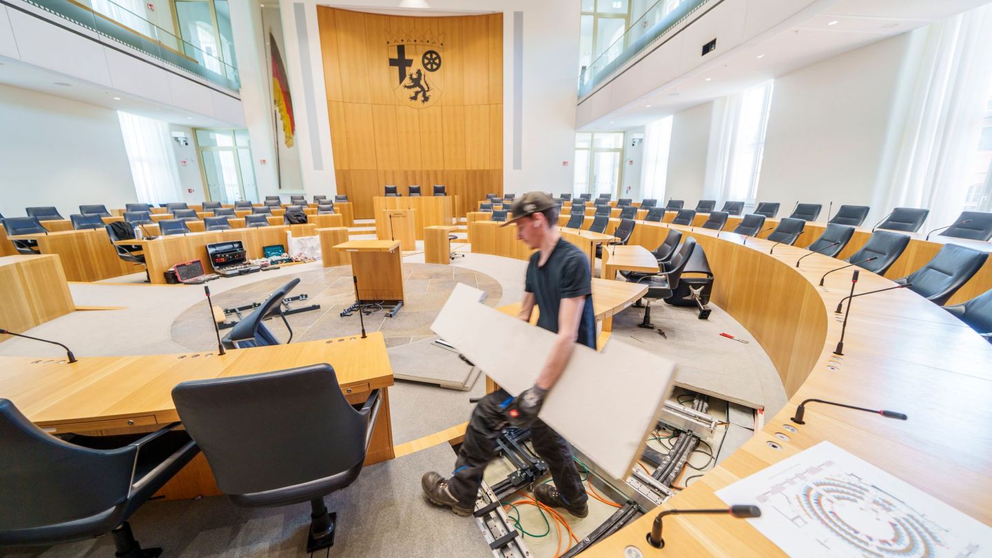 Der Landtag in Mainz wird für die neue Wahlperiode umgebaut. Foto: Andreas Arnold/dpa