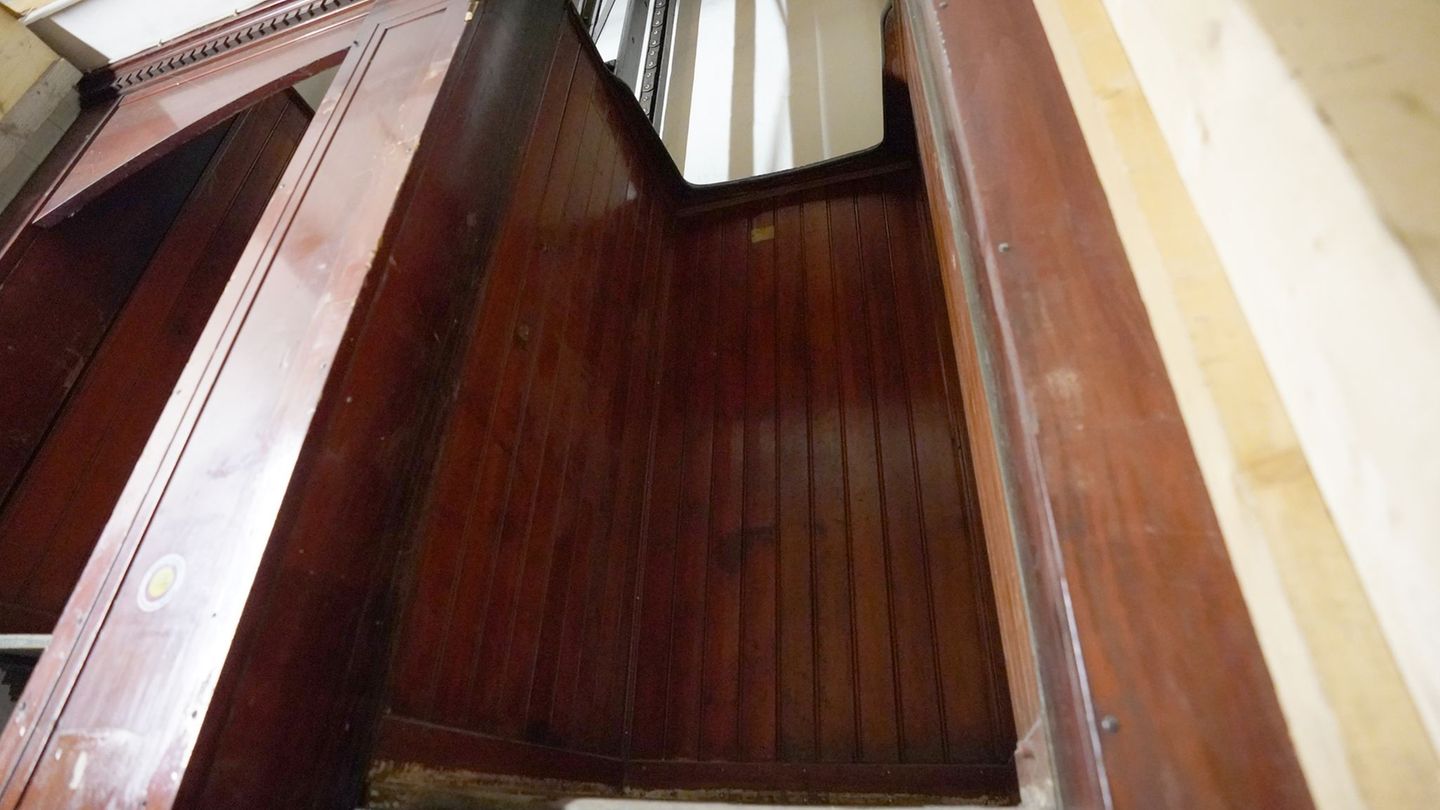 Der vermutlich älteste Paternoster der Welt wurde ohne Genehmigung der Denkmalschutzbehörde ausgebaut. (Archivbild) Foto: Marcus