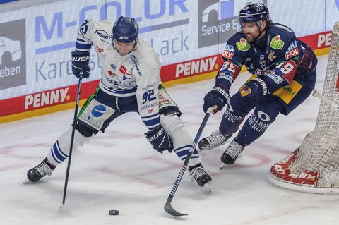 Marcel Brandt (l.) trägt auch künftig das Trikot der Straubing Tigers. (Archivbild) Foto: Andreas Gora/dpa