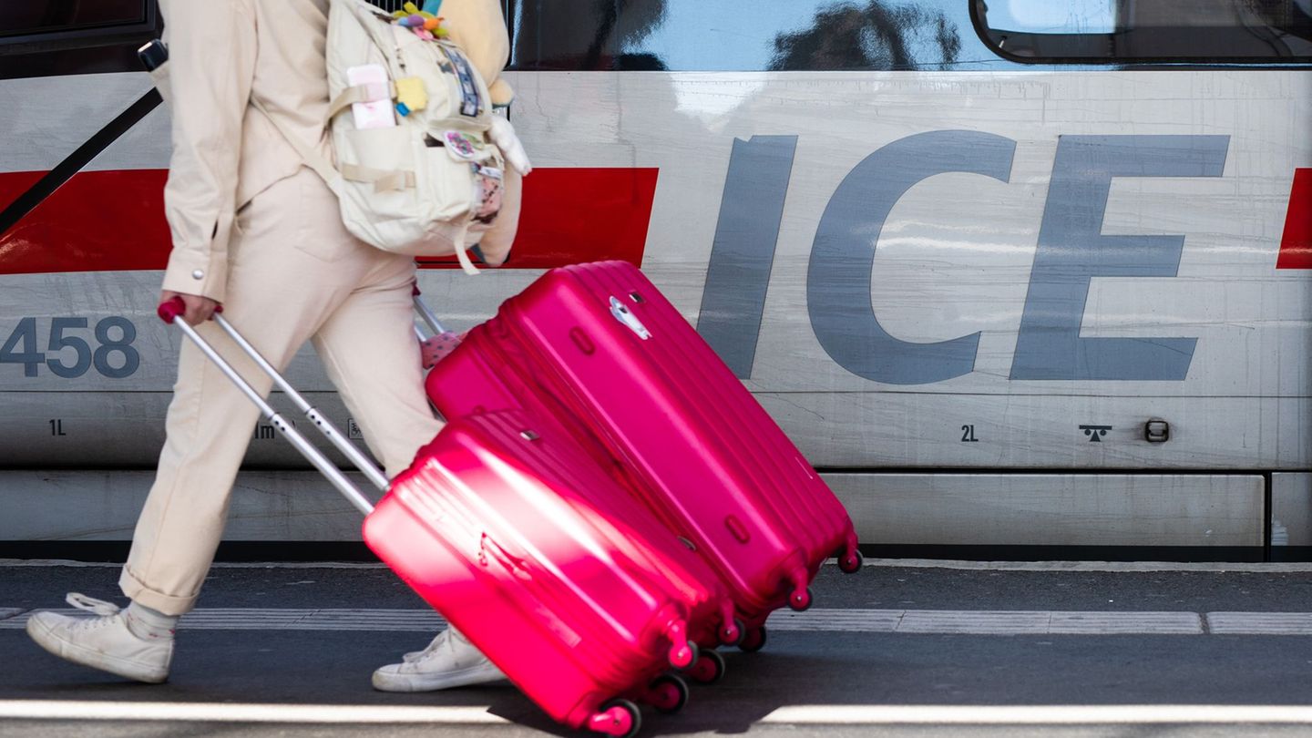 Mit einfachen Tipps kann auch großes Gepäck im Zug besser geschützt werden. Worauf Reisende achten sollten und wie bei Diebstahl