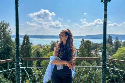 Nanny: Meryem steht auf einem Balkon