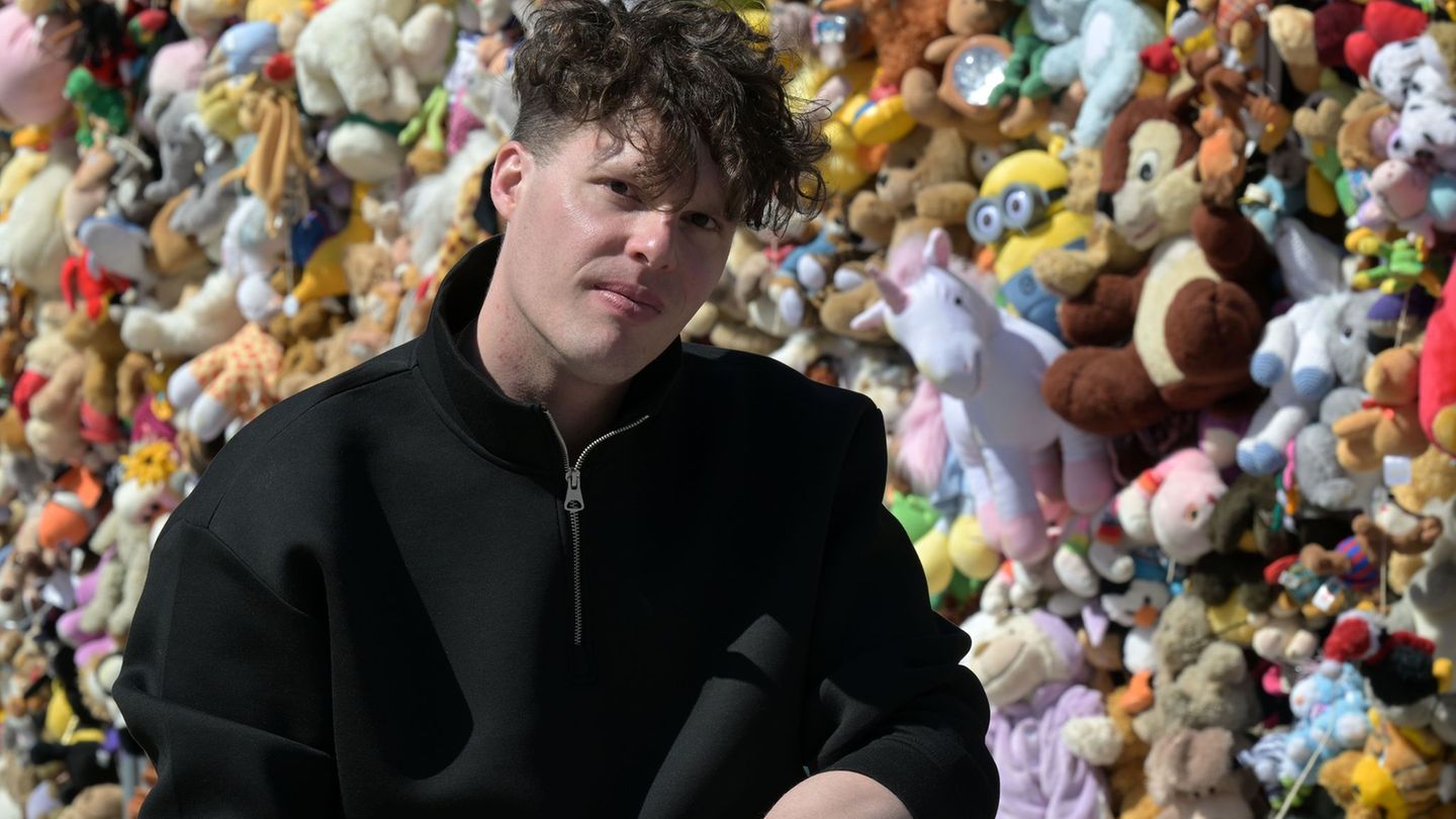 Mit 5.000 Kuscheltieren will der Künstler ein Zeichen setzen. Foto: Michael Bahlo/dpa