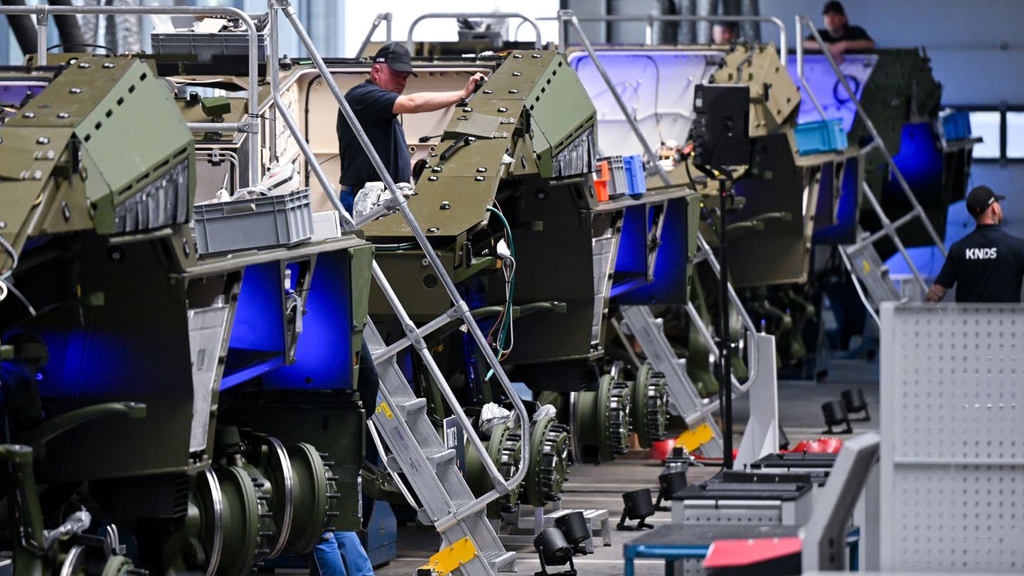 Bis zu 10 Fahrmodule des Boxer sollen auf der neuen Fertigungsstraße pro Monat gebaut werden können. Foto: Sven Hoppe/dpa