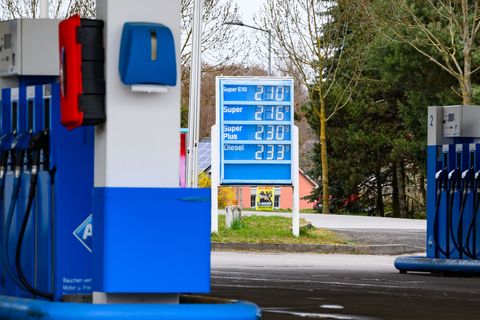 Die Spritpreise sind zuletzt deutlich gestiegen. (Archivbild) Foto: Patrick Pleul/dpa