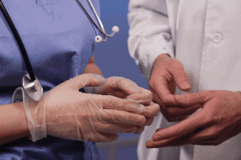 Protokoll einer Pflegerin: „Der Oberarzt drängte mich während des Nachtdiensts in eine dunkle Ecke“