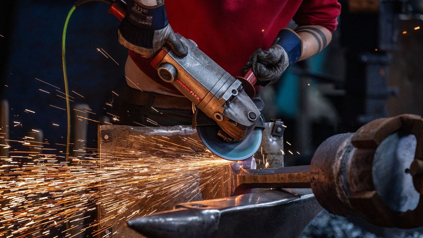 Männer arbeiten in Technik und Fertigung, Frauen in Gesundheits- und Sozialberufen: Der Arbeitsmarkt in Bayern zeigt deutliche U