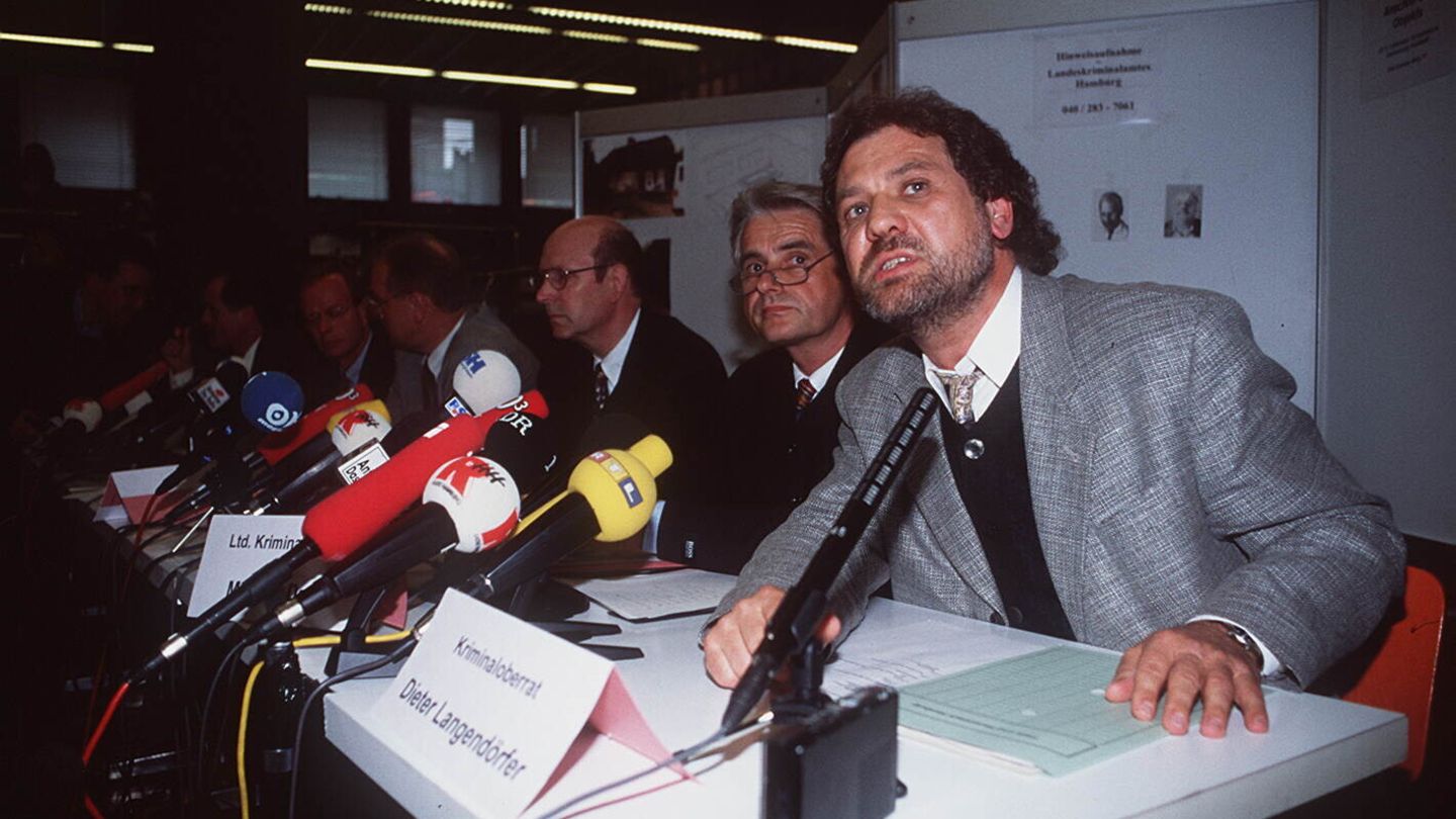 Die Polizei gibt kurz darauf eine große Pressekonferenz. Zeitungen und Sender brechen ihr selbst auferlegtes Schweigen. Der Fall beherrscht die Schlagzeilen. Die Beamten spielen Aufnahmen eines Telefonats mit den Tätern vor, die die Medien verbreiten sollen. Ohne die Familie Reemtsma: Sie flieht vor dem Rummel nach New York (im Bild: Pressekonferenz vom 30. April 1996). 
