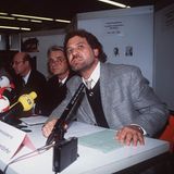 Die Polizei gibt kurz darauf eine große Pressekonferenz. Zeitungen und Sender brechen ihr selbst auferlegtes Schweigen. Der Fall beherrscht die Schlagzeilen. Die Beamten spielen Aufnahmen eines Telefonats mit den Tätern vor, die die Medien verbreiten sollen. Ohne die Familie Reemtsma: Sie flieht vor dem Rummel nach New York (im Bild: Pressekonferenz vom 30. April 1996). 