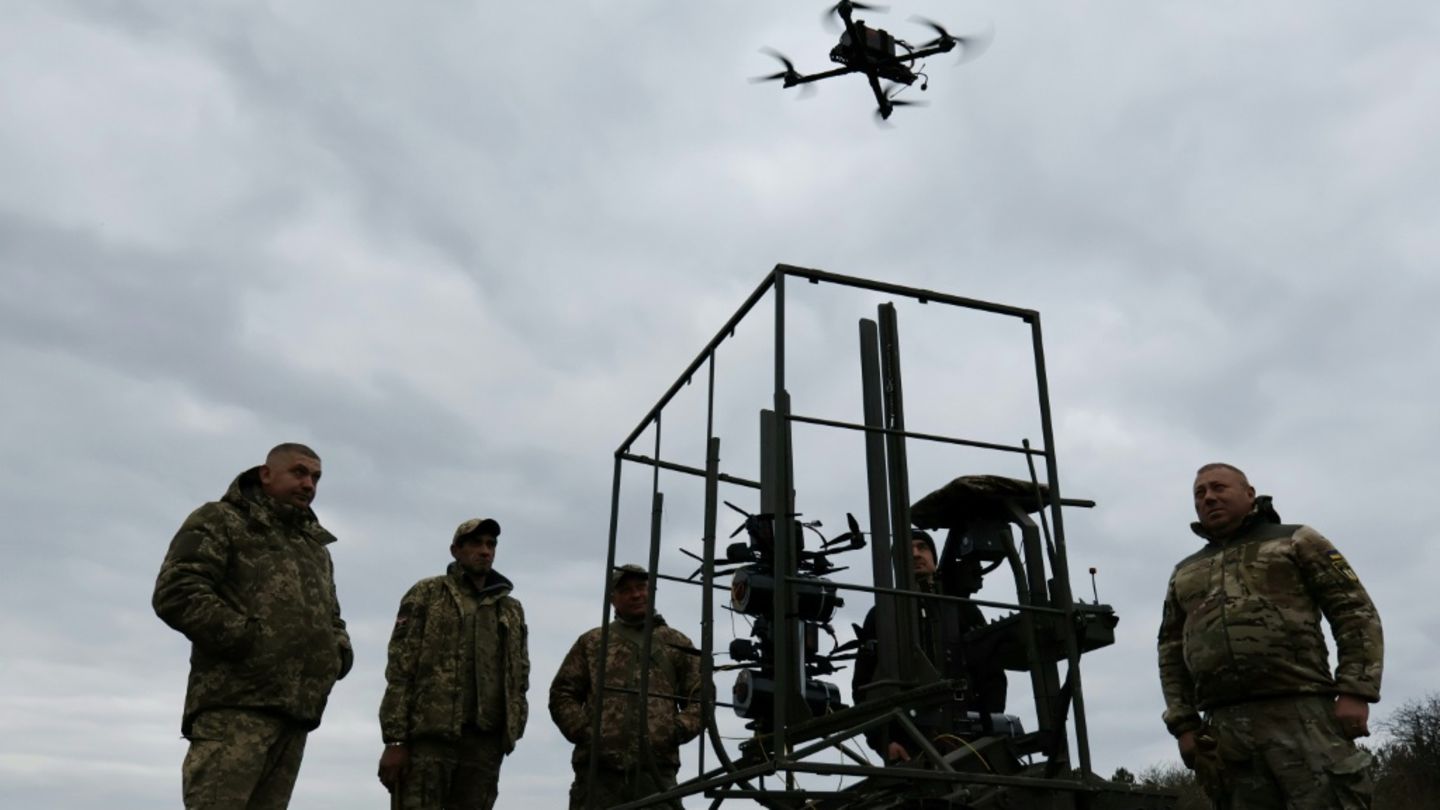 Ukrainische Soldaten testen eine Drohne