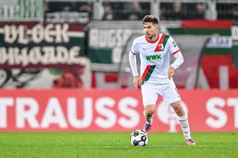 Augsburgs Elvis Rexhbecaj wechselt zu seinem Jugendclub zurück. (Archivbild) Foto: Harry Langer/dpa