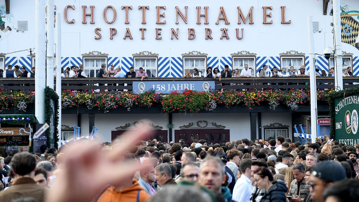 Soll das traditionsreiche Schottenhamel-Festzelt, seit 150 Jahren in Familienhand, europaweit ausgeschrieben werden? (Archivbild