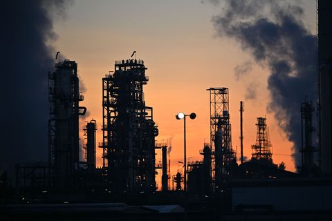 Die Kapazitäten der europäischen Raffinerien sollen voll genutzt werden, schreibt die EU-Kommission. (Symbolbild) Foto: Katharin