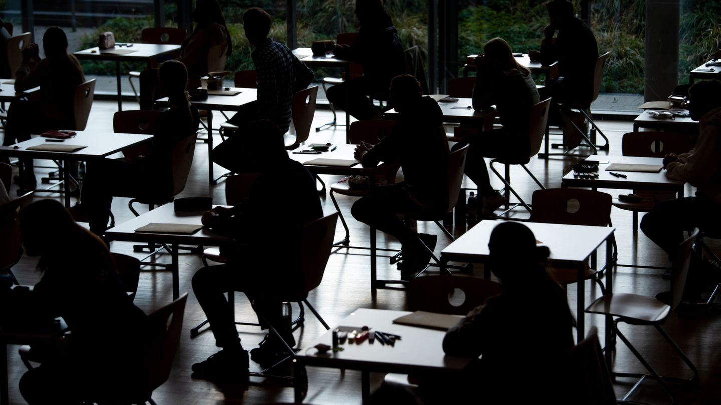 Die Abiturprüfungen im Freistaat haben begonnen. (Archivbild) Foto: Sven Hoppe/dpa