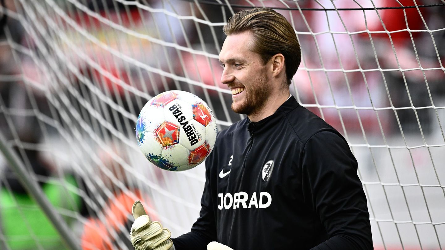 Florian Müller wird auch im Halbfinale des DFB-Pokals das SC-Tor hüten. (Archivbild) Foto: Silas Stein/dpa