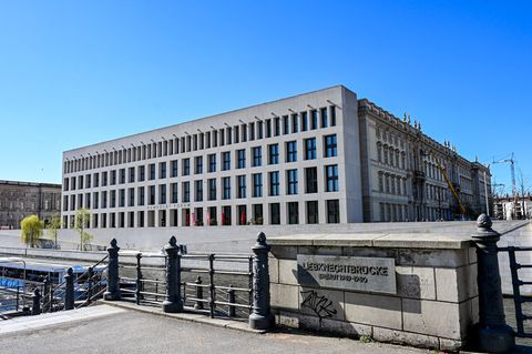 Die Spreepromenade unter dem Humboldt Forum. (Symbolbild) Foto: Jens Kalaene/dpa