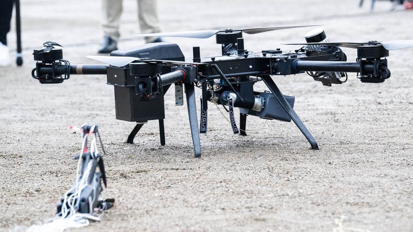 Die Polizei kann Drohnen abwehren und abfangen. (Symbolbild) Foto: Sina Schuldt/dpa