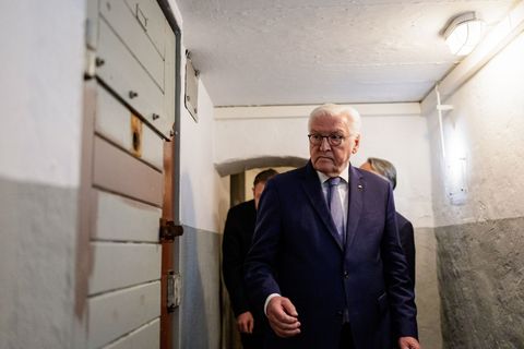 Bundespräsident Steinmeier beim Besuch der Gedenkstätte Jugendwerkhof Torgau. Foto: Jens Schluter/AFP POOL/dpa