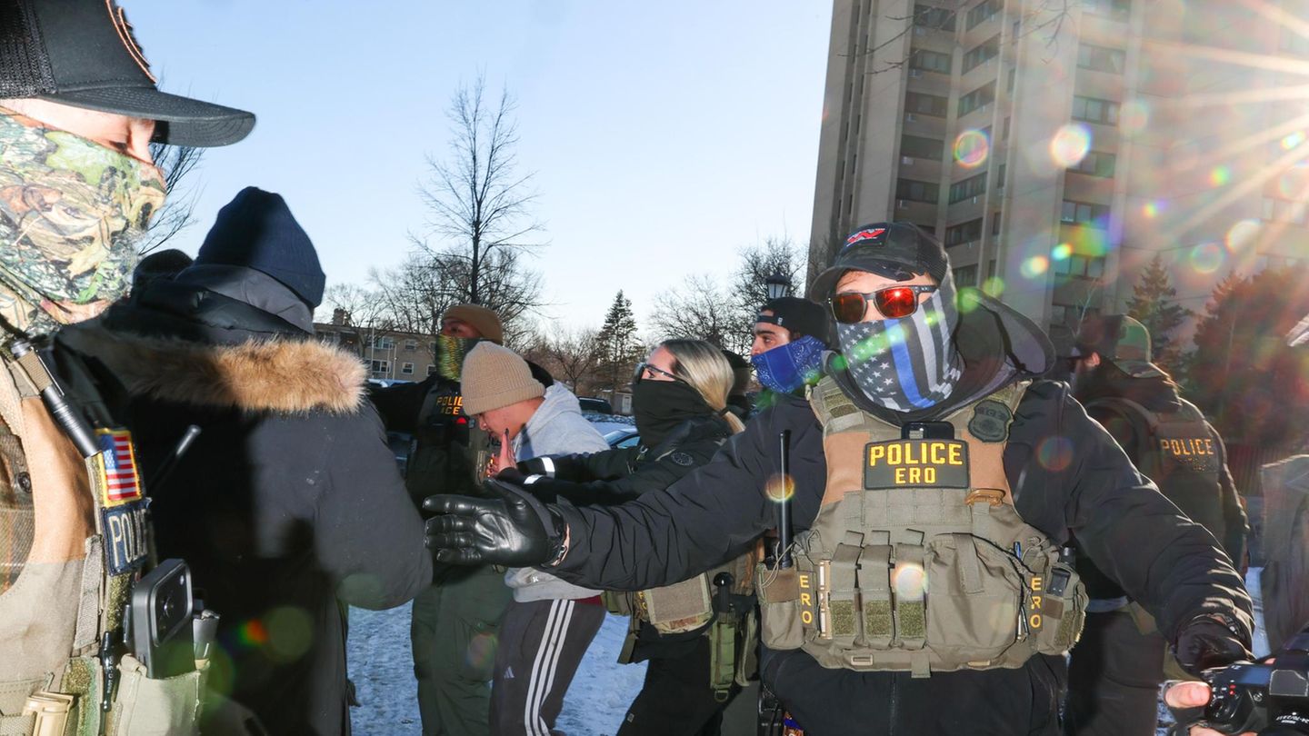 Ein ICE Beamter in Aktion