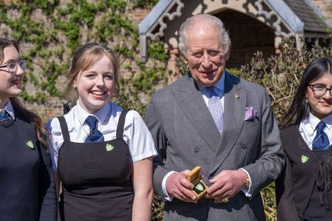 König Charles III. präsentiert stolz sein Abzeichen.