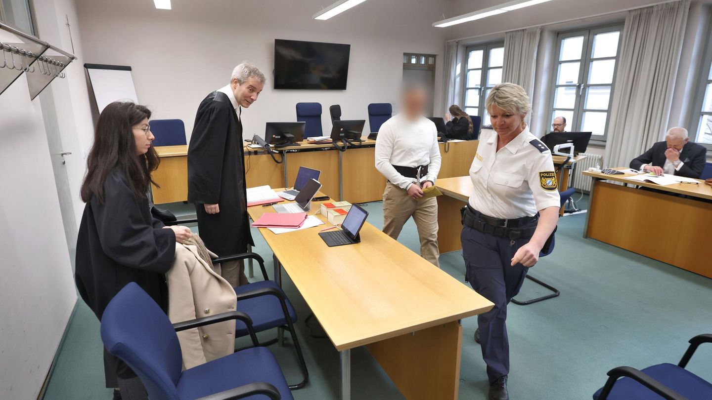 Wegen Doppelmordes an seiner Großmutter und deren Mann muss sich der Angeklagte vor dem Landgericht Memmingen verantworten. (Arc