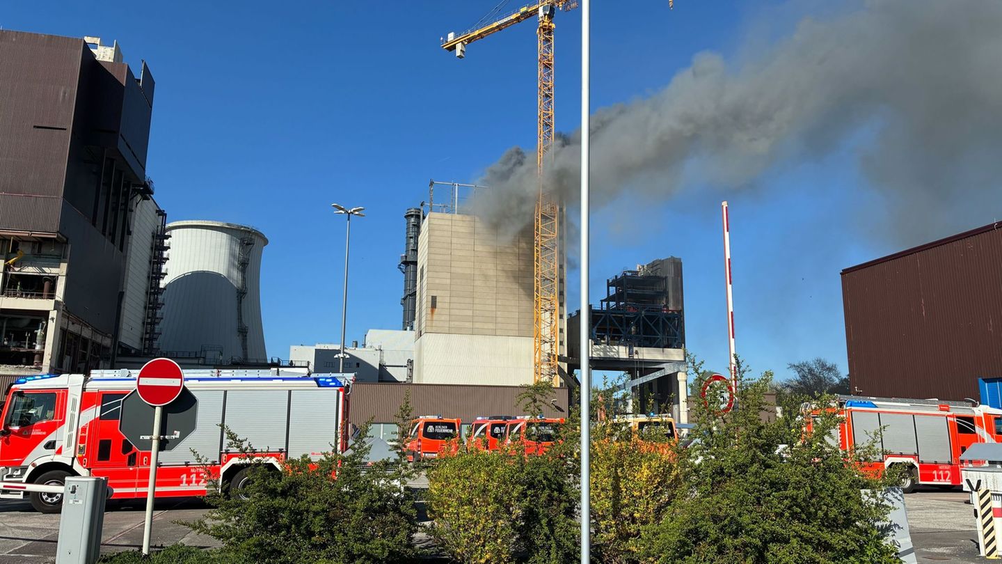 Die Berliner Feuerwehr ist am Heizkraftwerk Lichterfelde im Einsatz. Foto: Michael Zehender/dpa