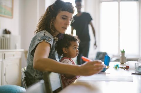 Familienleben: ein Kleinkind sitzt auf dem Schoß der Mutter