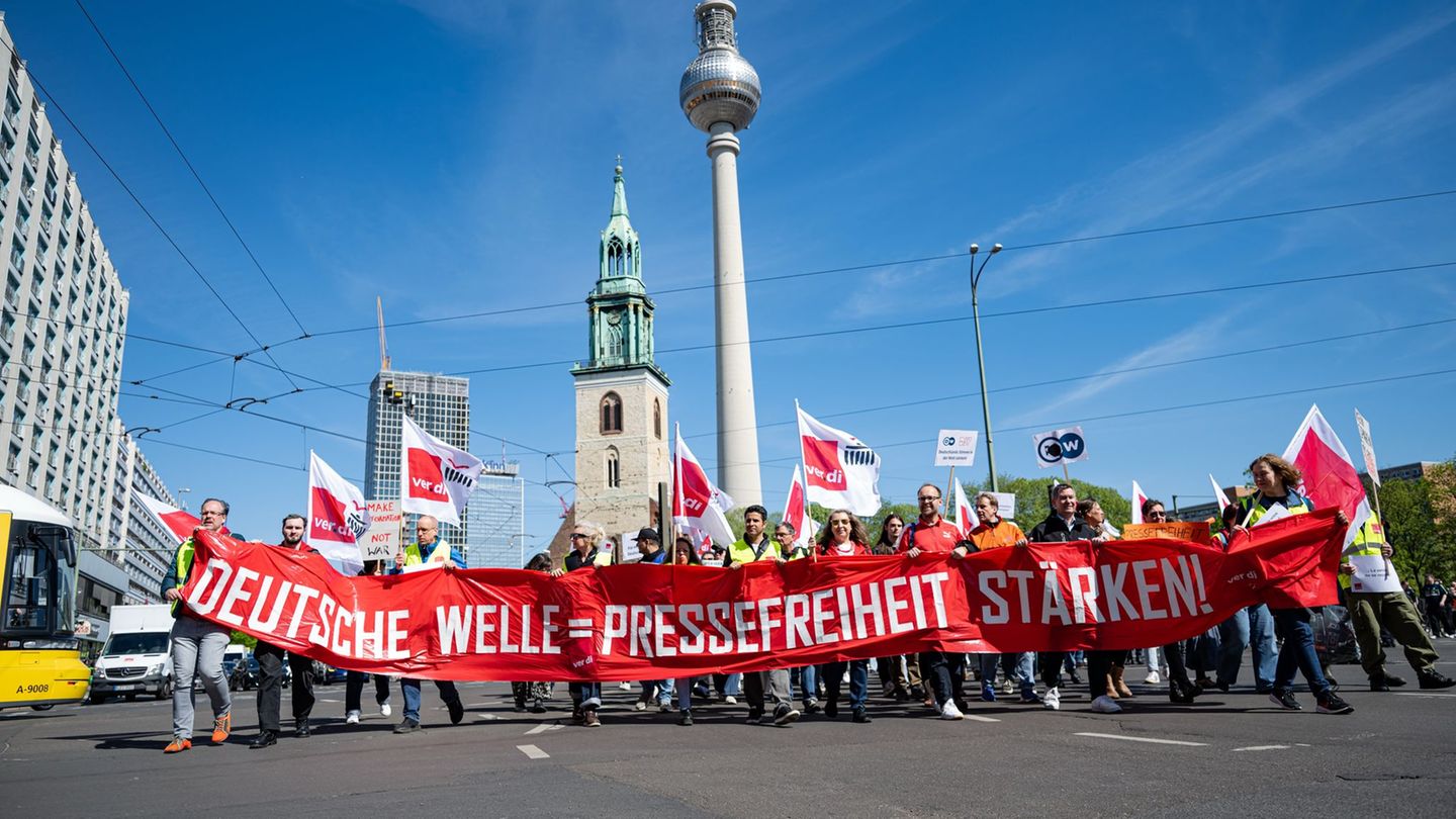 Demonstrationszug der DW-Mitarbeiter. Foto: Fabian Sommer/dpa
