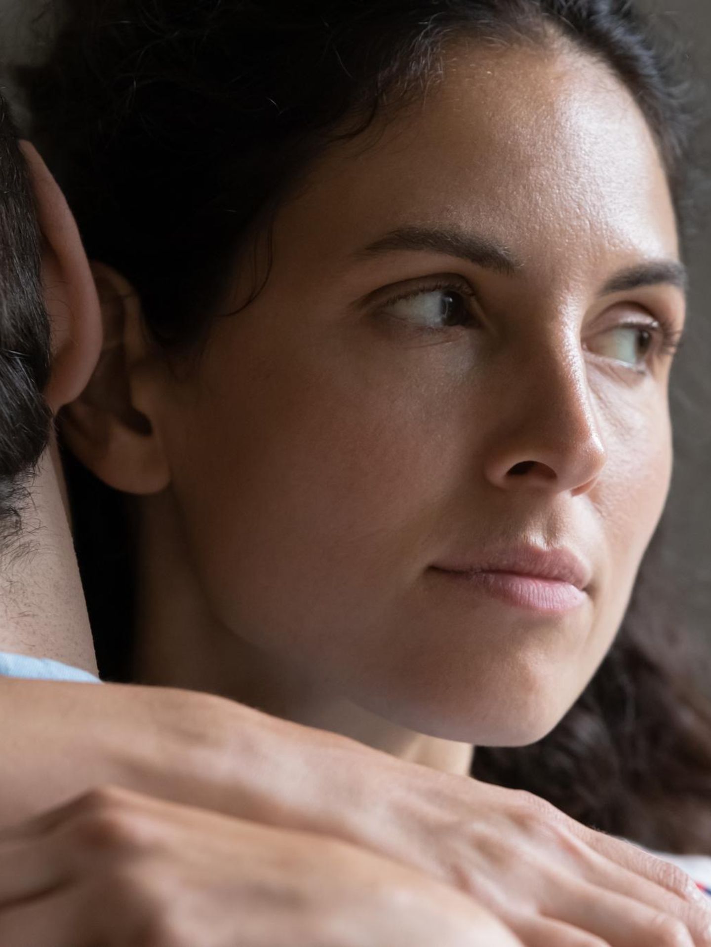 Eine Frau umarmt einen Mann: In Beziehungen kann man(n) vieles richtig machen – aber einiges auch sehr falsch