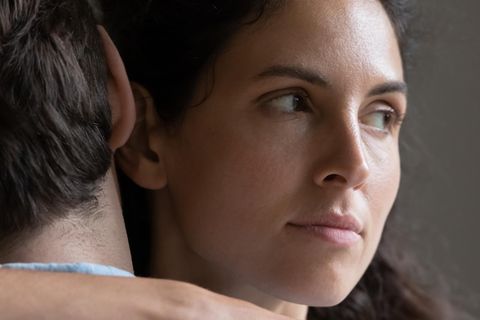 Eine Frau umarmt einen Mann: In Beziehungen kann man(n) vieles richtig machen – aber einiges auch sehr falsch