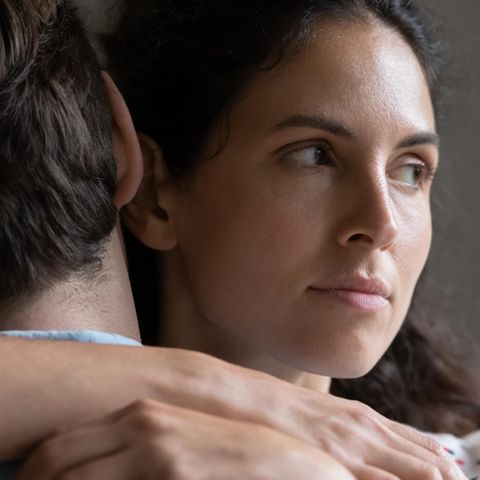 Eine Frau umarmt einen Mann: In Beziehungen kann man(n) vieles richtig machen – aber einiges auch sehr falsch