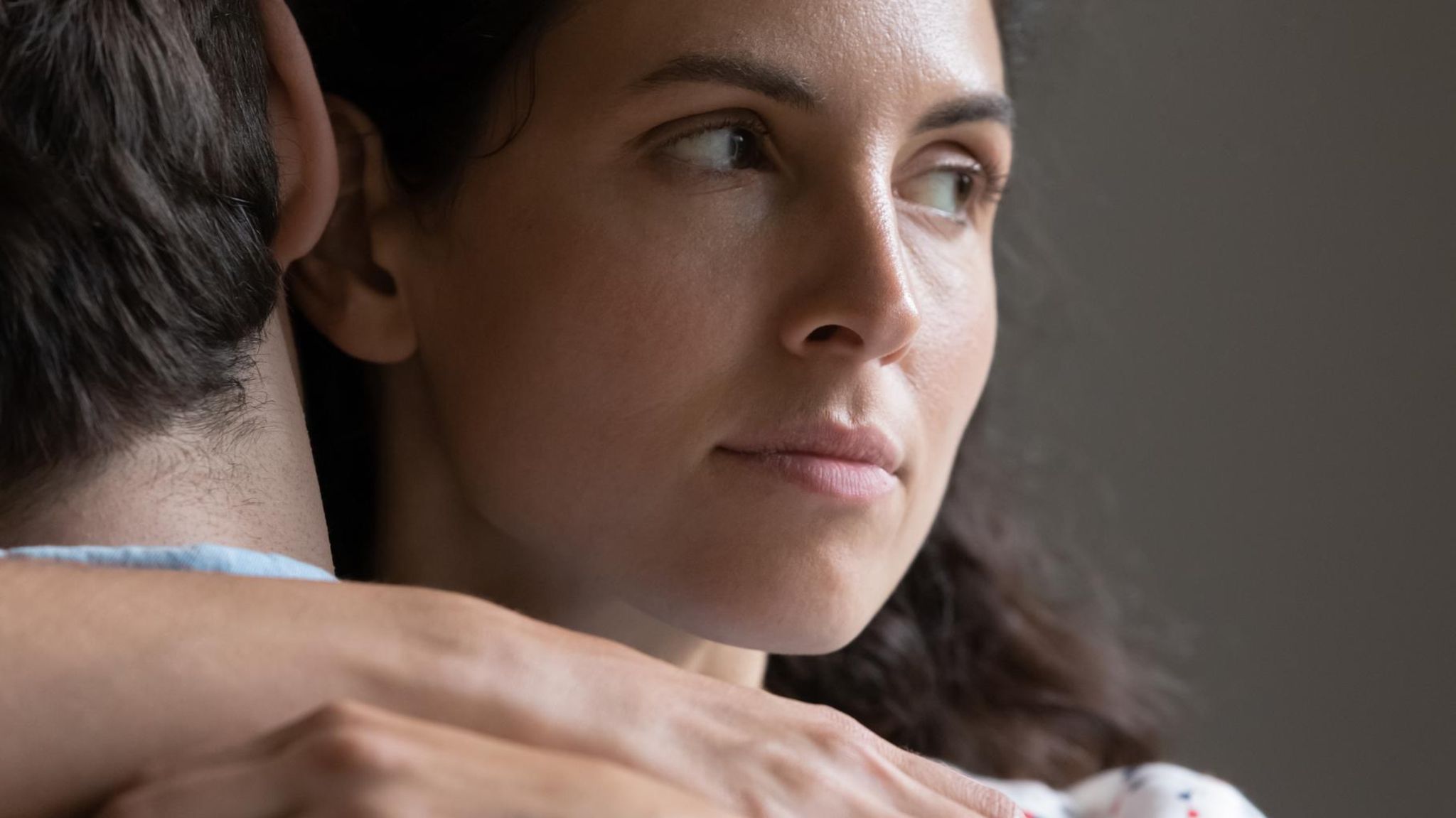 Eine Frau umarmt einen Mann: In Beziehungen kann man(n) vieles richtig machen – aber einiges auch sehr falsch