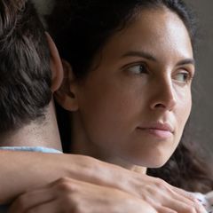 Eine Frau umarmt einen Mann: In Beziehungen kann man(n) vieles richtig machen – aber einiges auch sehr falsch