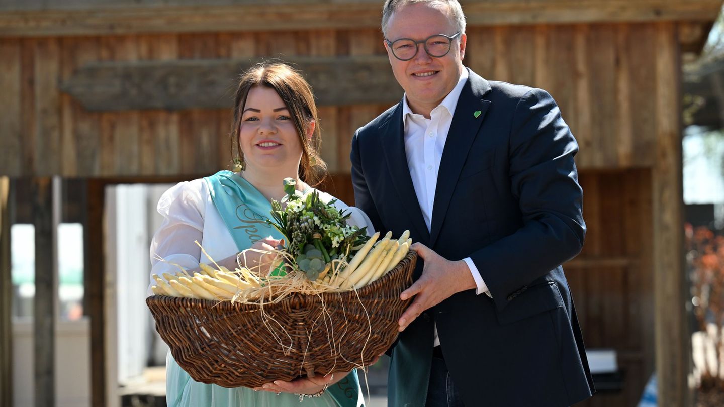 Ministerpräsident Mario Voigt kürte die 32-jährige Lisa Graupeter zur Spargelkönigin. Foto: Martin Schutt/dpa
