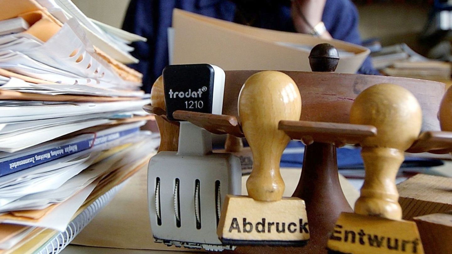 Bremer Beamte müssen künftig 41 Stunden arbeiten. (Archivbild) Foto: Armin Weigel/dpa