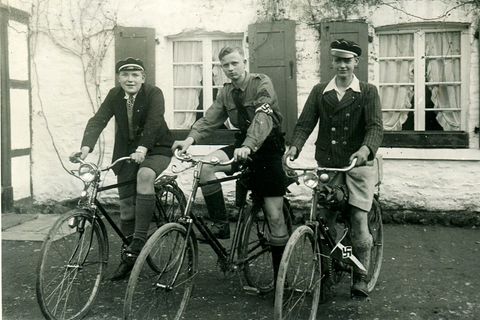 Jungs sitzen auf Fahrrädern