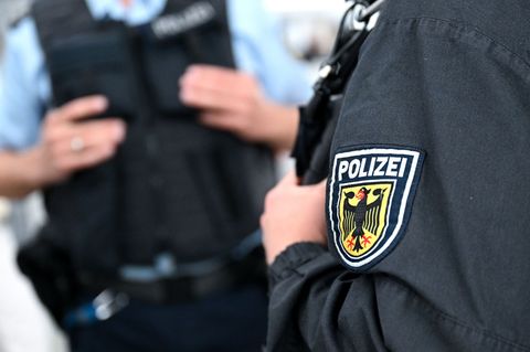 Bundespolizisten stehen am Bahnhof an einem Bahnsteig. (Symbolbild) Foto: Sven Hoppe/dpa