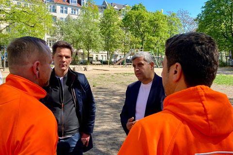 Die Sauberkeit der Spielplätze im Blick: Die SPD-Politiker Krach und Saleh. Foto: Torsten Holtz/dpa