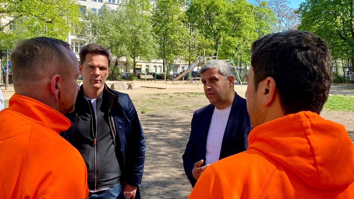Die Sauberkeit der Spielplätze im Blick: Die SPD-Politiker Krach und Saleh. Foto: Torsten Holtz/dpa