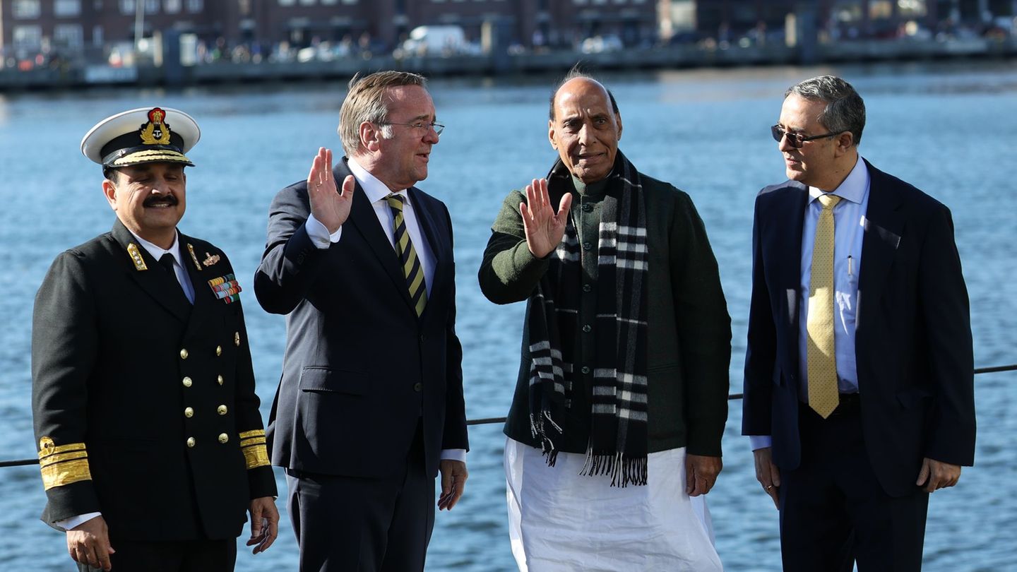 Bundesverteidigungsminister Boris Pistorius (2.v.l) und sein indischer Amtskollege Rajnath Singh (2.v.r) besuchen den U-Boot-Her