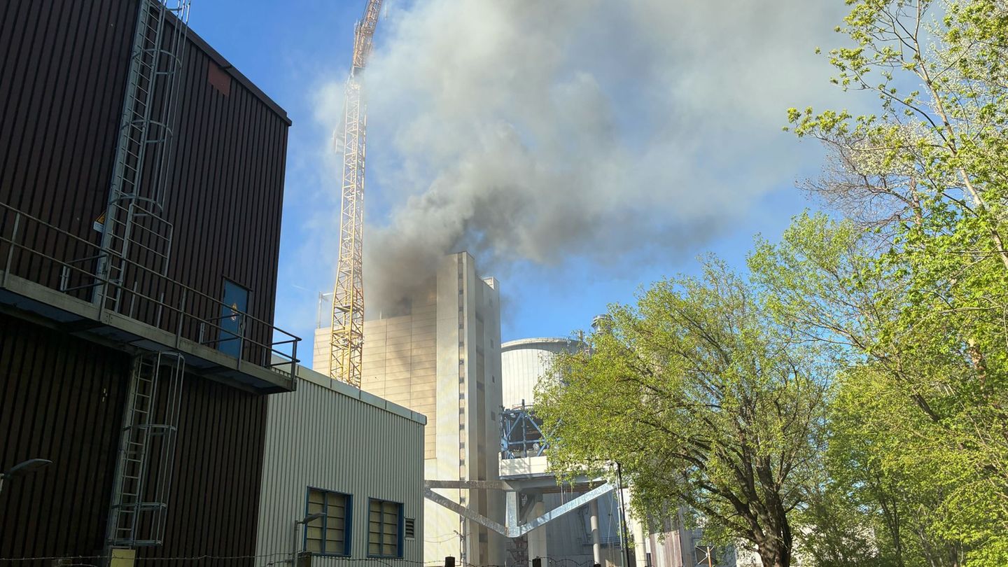Die Berliner Feuerwehr ist am Heizkraftwerk Lichterfelde im Einsatz. Foto: Michael Zehender/dpa