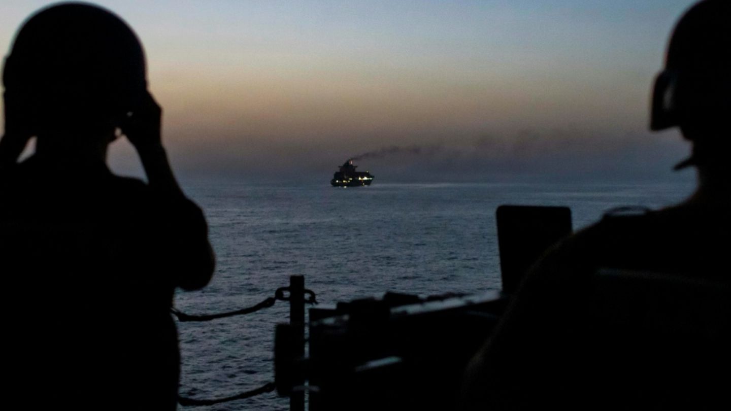 Soldaten und Schiff in der Golregion