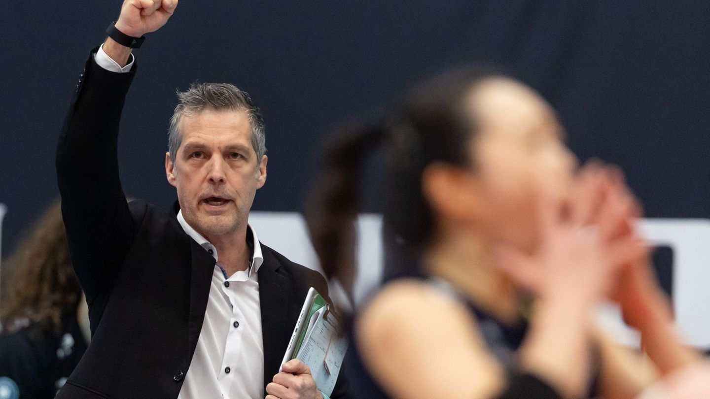 Am Ziel: VfB Suhls Trainer Laszlo Hollosy feiert die erste deutsche Meisterschaft. Foto: Michael Reichel/dpa