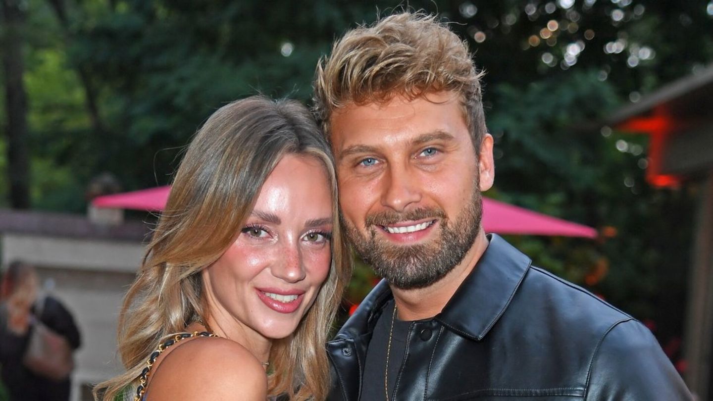 Dominik Stuckmann mit seiner Partnerin Anna Rossow auf einem Event im vergangenen Jahr.