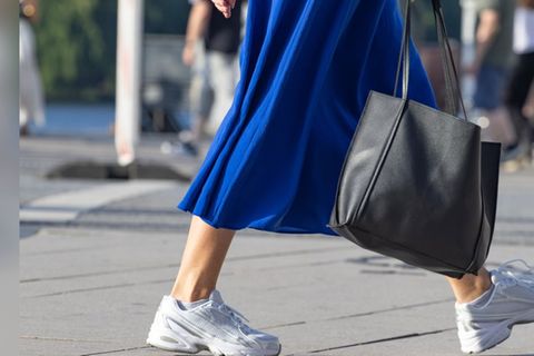 Sneaker und Kleider sind die perfekte Kombination für den Frühling.