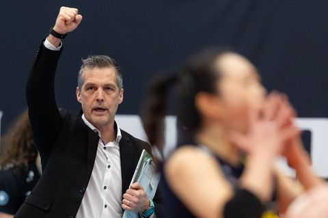 Am Ziel: VfB Suhls Trainer Laszlo Hollosy feiert die erste deutsche Meisterschaft. Foto: Michael Reichel/dpa