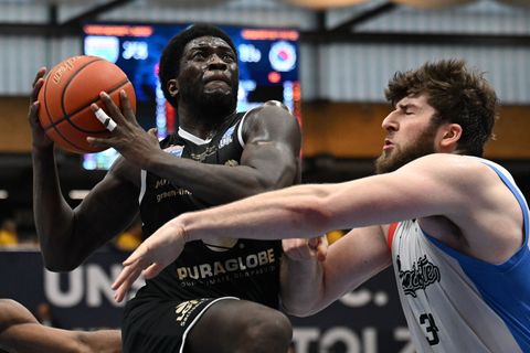 Khyri Thomas (l) war einer der Schlüsselspieler des MBC. Foto: Hendrik Schmidt/dpa